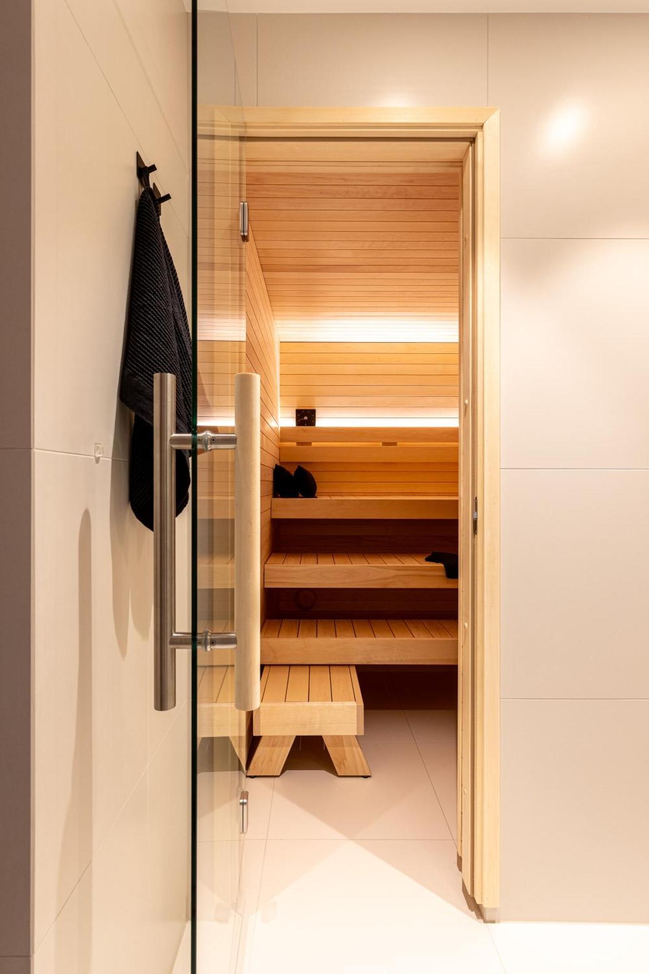 Apartment Stylish Waterfront With Lounge Terrace & Sauna